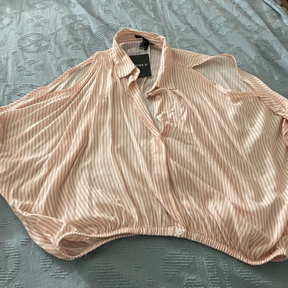 Striped cropped top with open sleeves. - Picture 3 of 9